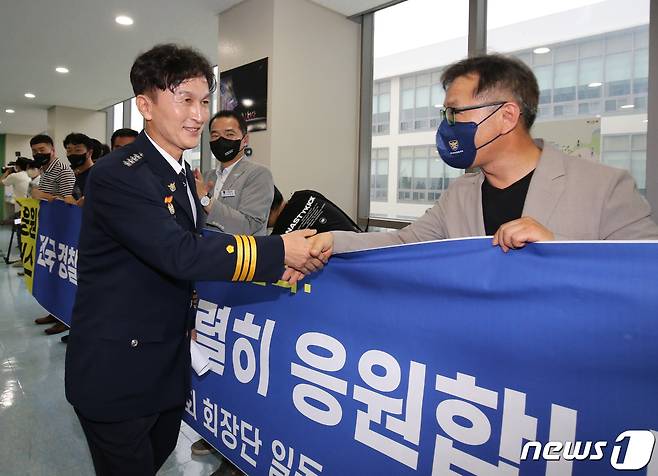 23일 충남 아산 경찰인재개발원에서 열린 전국 경찰서장 회의를 마친 류삼영 울산중부경찰서장(총경)이 각 지역 직장협의회 경찰관들과 인사를 하고 있다. 2022.7.23/뉴스1 © News1 김기태 기자