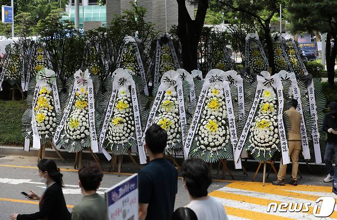 행안부의 경찰국 신설을 둘러싼 경찰 내부 반발이 확산하고 있는 25일 오전 서울 서대문구 경찰청 인근에 경찰국 신설에 반대하는 내용이 담긴 근조화환이 설치되고 있다. 2022.7.25/뉴스1 © News1 이동해 기자