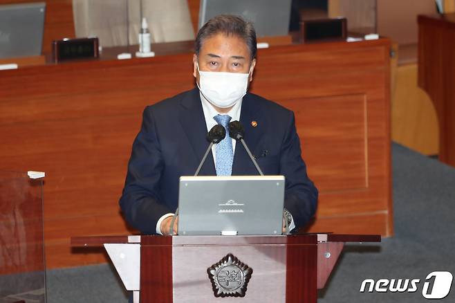 박진 외교부 장관이 25일 오후 서울 여의도 국회에서 열린 본회의 정치·외교·통일·안보 분야 대정부질문에서 의원의 질문에 답변하고 있다. (공동취재) 2022.7.25/뉴스1 © News1 이재명 기자