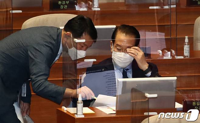 권영세 통일부 장관(오른쪽)이 25일 오후 국회 본회의장에서 관계자와 대화하고 있다. (공동취재) 2022.7.25/뉴스1 © News1 이재명 기자