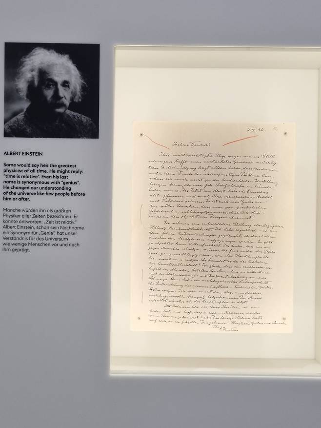 몽블랑 하우스에 전시된 알버트 아인슈타인 손글씨 /최보윤 기자