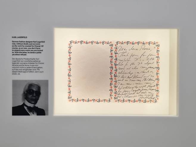 독일 함부르크 몽블랑 하우스에 전시된 패션 디자이너 칼 라거펠트(1933~2019)의 친필. 라거펠트는 함부르크 출신이다. /최보윤 기자
