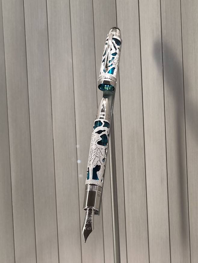 몽블랑 하우스에 전시된 화려한 디자인의 몽블랑 펜/최보윤 기자