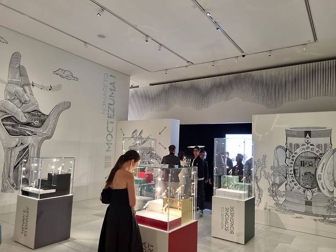 몽블랑 하우스 속 전시관 모습. 한정판 펜 등이 전시돼 있다. 왼쪽 벽으로 손을 형상화한 벽화를 볼 수 있다. /최보윤 기자