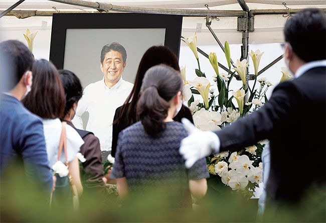 아베 신조 전 일본 총리 장례식장을 찾은 국민들. 사진 AP연합아베 신조 전 일본 총리 장례식장을 찾은 국민들. 사진 AP연합