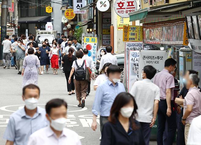 코로나19로 인한 사회적 거리두기가 해제되면서 카드 사용액이 급증한 것으로 나타났다. 지난 11일 여신금융협회에 따르면 지난 5월 전체 카드 승인액은 99조3000억원으로 코로나19가 유행하던 지난해 같은 달의 82조3천억 원보다 20.7%가 늘었다. 사진은 이날 점심시간 서울의 한 식당가./연합뉴스