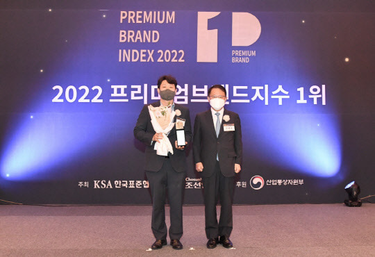 지난 21일 서울시 중구 소공동 롯데호텔에서 열린 '2022 프리미엄브브랜드지수(KS-PBI) 인증수여식'에서 최재철(왼쪽) SK매직 마케팅운영실장과 강명수 한국표준협회 회장이 수상 기념촬영을 하고 있다. <SK매직 제공>