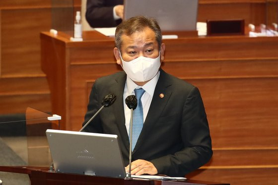 이상민 행정안전부 장관이 25일 국회 본회의장에서 열린 정치ㆍ외교ㆍ통일ㆍ안보 분야 대정부질문에서 의원들의 질문에 답변하고 있다. 김상선 기자