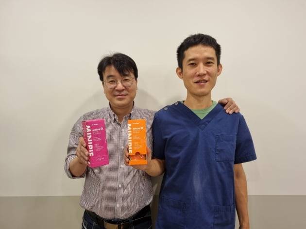 스티커스코퍼레이션의 신성석 대표(왼쪽), 송준호 부대표. 스티커스코퍼레이션은 반려동물의 부족한 영양을 보충할 수 있는 사료를 만들고 있다.