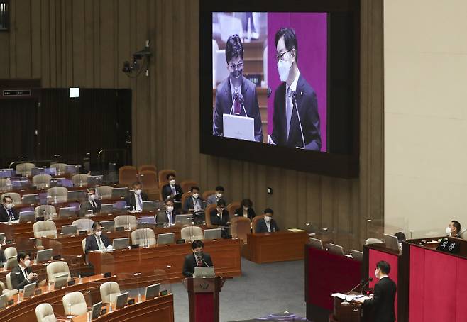 국회서 설전 벌이는 전현직 법무장관들 한동훈 법무부 장관(화면 왼쪽)이 25일 국회 본회의장에서 열린 대정부질문에서 전 법무부 장관인 박범계 더불어민주당 의원의 질문에 답하고 있다. 국회사진기자단