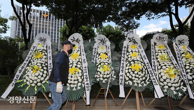 “국민의 경찰은 죽었다”…경찰청 앞 근조화환 ‘전국 경찰서장 회의’ 참석자에 대한 경찰 지휘부의 강경 대응에 반발한 경찰들이 회의 참석 총경들을 지지하고 행정안전부와 경찰 지휘부를 규탄하는 의미를 담아 보낸 근조화환들이 25일 서울 미근동 경찰청 맞은편 경찰기념공원에 놓여 있다. 강윤중 기자 yaja@kyunghyang.com