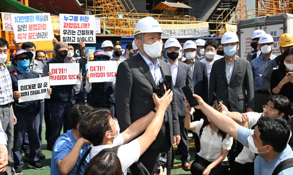 이상민 행안부 장관이 19일 경남 거제시 대우조선해양 옥포조선소 도크 앞에서 취재진과 대화하고 있다. 국제신문db