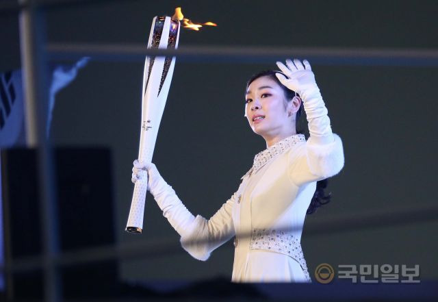 김연아가 강원도 평창 올림픽스타디움에서 열린 2018 평창동계올림픽 개막식에서 마지막 성화주자로 나서 손을 흔들고 있다. 국민일보 DB