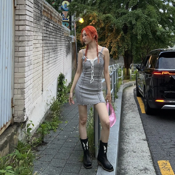 In the open photo, Sunmi is standing on the roadside and staring somewhere.Sweeping her bifurcated beepy hair, Sunmi wore a frilled grey camisole mini dress and wore black western boots to showcase her hip yet lovely look.Here, he gave a point with a pink tote bag to complete his romantic visuals, especially Sunmi, who caught the attention of those who showed off their slender body without a touch.On the other hand, Sunmi released a new digital single Rise Up on the 29th of last month.