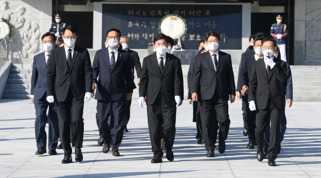 국회의장단 현충원 참배 : 김진표(앞줄 가운데) 국회의장을 비롯한 제21대 국회 후반기 의장단과 상임위원장들이 25일 오전 서울 동작동 국립서울현충원에서 참배를 하고 걸어나오고 있다. 국회사진기자단