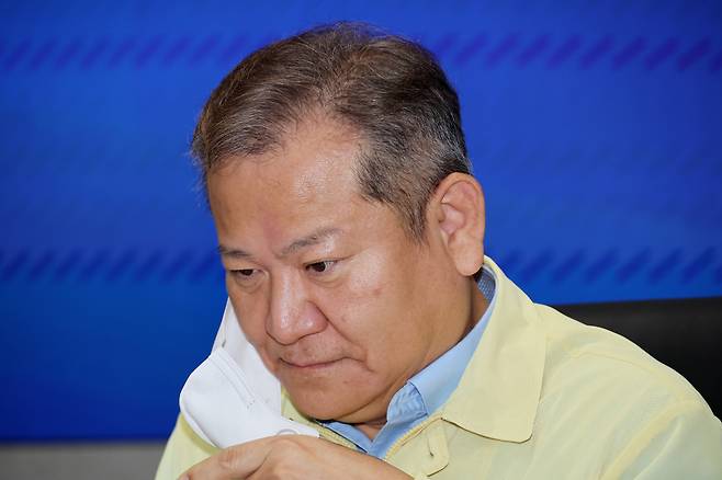 이상민 중앙재난안전대책본부 2차장(행정안전부 장관)이 22일 오전 정부서울청사 중앙재난안전상황실 서울상황센터에서 열린 코로나19 대응 중대본 회의에 참석해 마스크를 벗고 있다. [연합]