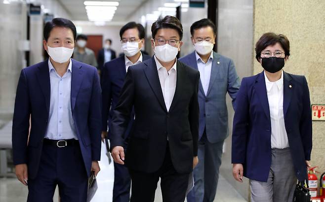 국민의힘 권성동 당 대표 직무대행 겸 원내대표가 25일 오전 국회에서 열린 최고위원회의에 참석하고 있다. 왼쪽부터 성일종 정책위의장, 권 직무대행, 조수진 최고위원. 이상섭 기자