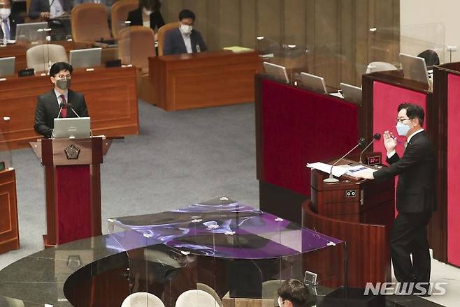 [서울=뉴시스] 고범준 기자 = 한동훈 법무부 장관이 25일 오후 서울 여의도 국회 본회의장에서 열린 제398회 국회(임시회) 제5차 본회의 정치·외교·통일·안보 분야 대정부질문에서 더불어민주당 박범계 의원의 질문에 답변하고 있다. (공동취재사진) 2022.07.25. photo@newsis.com