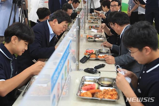 [제주=뉴시스] 양영전 기자 = 오영훈 제주지사와 김광수 제주교육감이 6일 오전 학교 무상급식 현장 방문의 일환으로 제주시 한라중학교를 찾아 급식으로 식사하고 있다. 오 지사와 김 교육감은 이날 전국 최고 수준의 급식 제공을 위해 급식 단가를 인상하기로 했다. 2022.07.06. 0jeoni@newsis.com