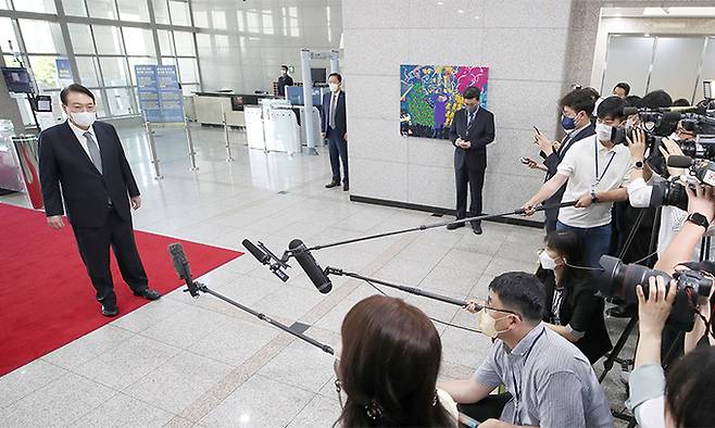 윤석열 대통령이 25일 서울 용산 대통령실 청사로 출근하며 취재진의 질문에 답하고 있다. 연합뉴스