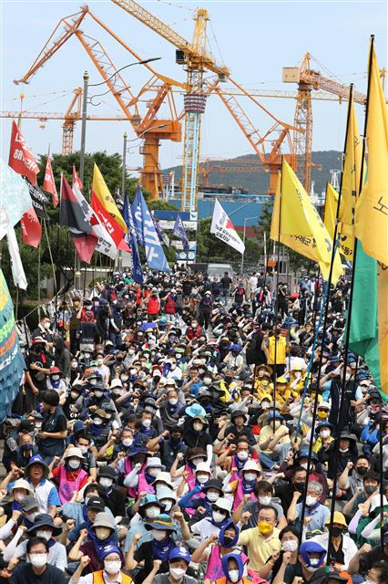 구호 외치는 희망버스  - 전국에서 온 ‘7·23 대우조선 하청노동자 희망버스’ 참가자들이 지난 23일 오후 경남 거제시 대우조선해양 서문에서 구호를 외치고 있다.거제 뉴스1