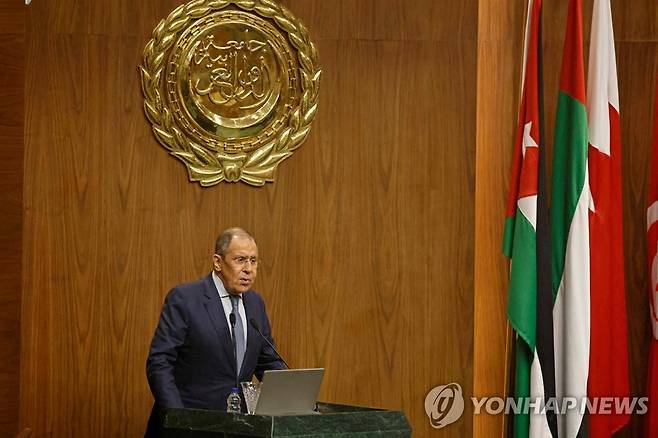 이집트 방문한 러시아 외무장관 (AFP=연합뉴스) 세르게이 라브로프 러시아 외무장관이 24일(현지시간) 이집트 카이로에서 아랍연맹 회원국 대표들을 만나 연설하고 있다. 2022.7.25