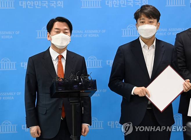 답변하는 이준석 대표와 안철수 대표 (서울=연합뉴스) 백승렬 기자 = 국민의힘 이준석 대표와 안철수 국민의당 대표가 18일 서울 여의도 국회 소통관에서 합당 기자회견을 마친 뒤 취재진의 질문에 답변하고 있다. 2022.4.18 [국회사진기자단] srbaek@yna.co.kr