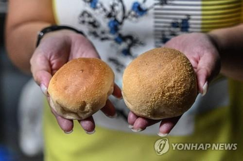 크기가 줄어든 필리핀의 '서민빵' 판데살 [AFP=연합뉴스 자료사진. 재판매 및 DB 금지]