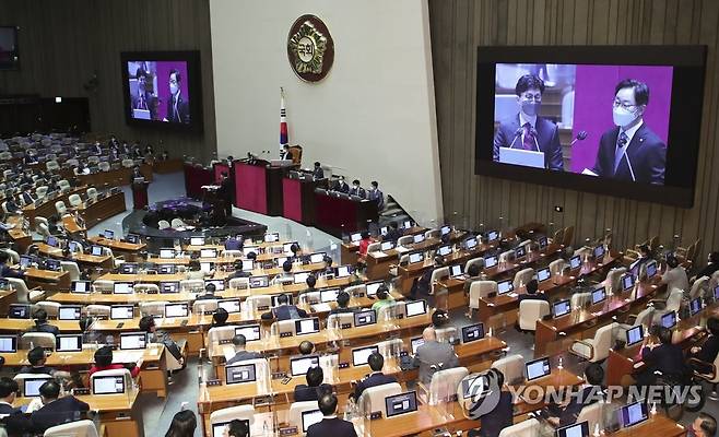 한동훈 법무부 장관에게 질문하는 박범계 (서울=연합뉴스) 이정훈 기자 = 더불어민주당 박범계 의원이 25일 오후 국회에서 열린 정치·외교·통일·안보 분야 대정부질문에서 한동훈 법무부 장관에게 질문하고 있다. 2022.7.25 [국회사진기자단] uwg806@yna.co.kr