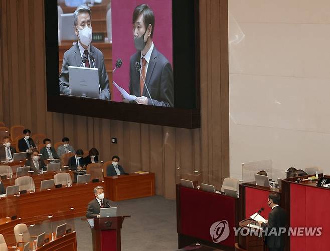 이종섭 국방부 장관에게 질문하는 하태경 의원 (서울=연합뉴스) 하사헌 기자 = 국민의힘 하태경 의원이 25일 국회 본회의장에서 열린 정치·외교·통일·안보 분야 대정부질문에서 이종섭 국방부 장관에게 질문하고 있다. 2022.7.25 [국회사진기자단] toadboy@yna.co.kr