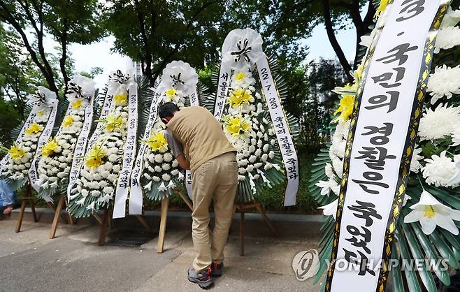 '경찰국 신설 반대' 근조 화환 (서울=연합뉴스) 김도훈 기자 = 행안부의 경찰국 신설을 둘러싼 경찰 내부 반발이 확산하고 있는 25일 오전 서울 서대문구 경찰청 맞은편 경찰기념공원에 한 업체 관계자가 경찰국 신설을 반대하는 근조 화환을 세우고 있다. 2022.7.25 superdoo82@yna.co.kr