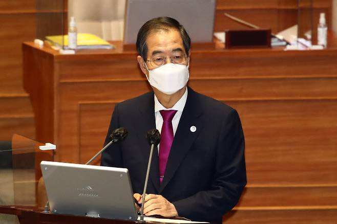 한덕수 국무총리가 26일 국회 본회의장에서 열린 경제 분야 대정부질문에서 더불어민주당 신동근 의원의 질문에 답변하고 있다. (사진=연합뉴스)