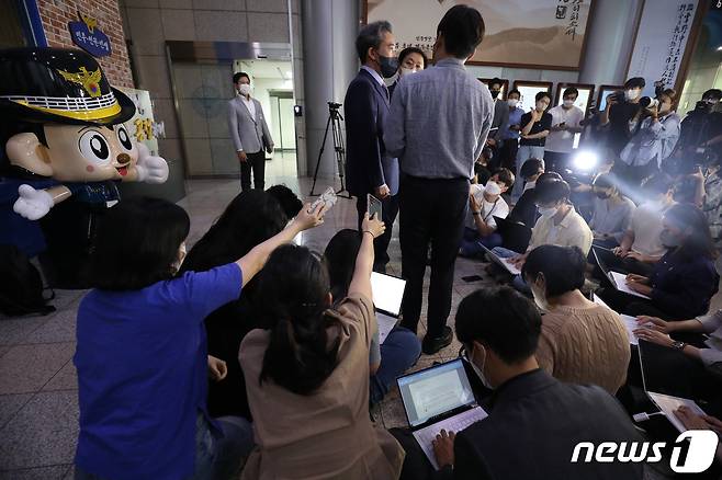 윤희근 경찰청장 후보자가 25일 오후 서울 서대문구 경찰청 로비에서 열린 브리핑에서 취재진의 질문에 답하고 있다. 2022.7.25/뉴스1 © News1 이성철 기자