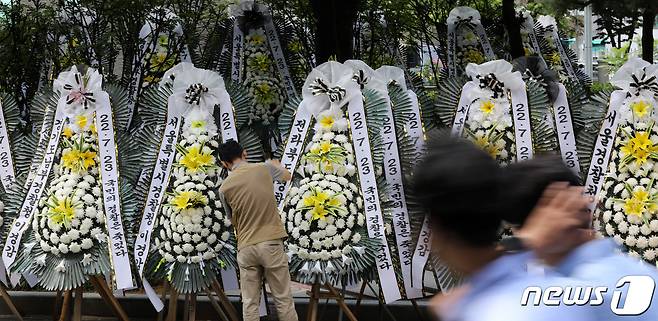 행안부의 경찰국 신설을 둘러싼 경찰 내부 반발이 확산하고 있는 25일 오전 서울 서대문구 경찰청 인근에 경찰국 신설에 반대하는 내용이 담긴 근조화환이 설치되고 있다. 2022.7.25/뉴스1 © News1 이동해 기자