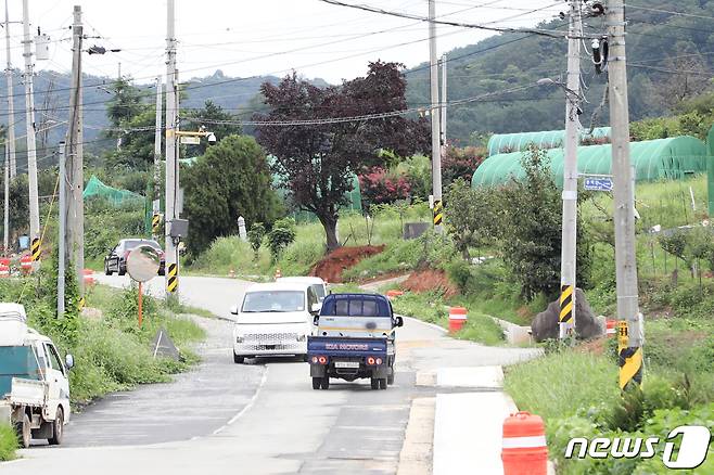 25일 오전 광주 서구 용두동 '신용마을~용두삼거리 구간' 도로 확장 공사 중단으로 곳곳에 생긴 도로 단차를 피해 차량 운전자들이 아슬아슬한 운전을 하고 있다. 2022.7.25/뉴스1 © News1 이승현 수습기자