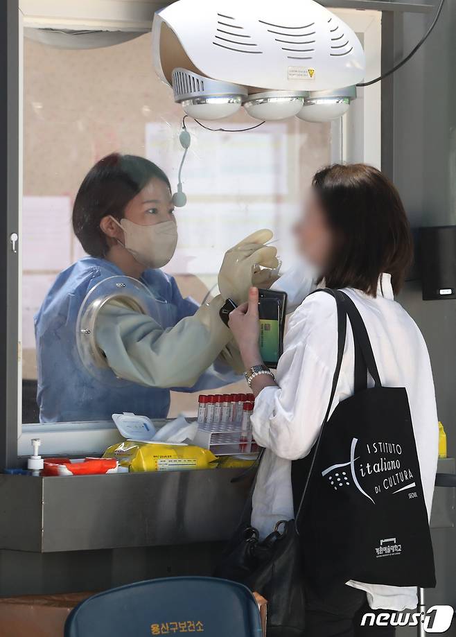 오미크론 하위 변이인 BA.5 바이러스가 크게 확산하면서 도내 신종 코로나19 신규 확진자수가 폭증 추세다.실제로 도내 주간 확진자수는 6월 3주차(12~18일) 1만2480명(하루 평균 1782.8명)에서 4주차 1만2874명 → 5주차 1만4897명(하루 평균 2128.1명) → 7월1주차 3만3435명(하루 평균 4776.4명) → 2주차(10~16일) 6만9124명(하루 평균 9874.8명) → 3주차(17~23일) 12만3732명(하루 평균 1만7676명)으로 급증하고 있다./뉴스1 © News1 송원영 기자