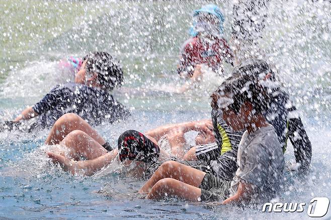 찜통더위가 이어진 25일 오후 대구 달서구 월암동 선돌마당공원 물놀이장에서 어린이들이 쏟아지는 물을 맞으며 더위를 식히고 있다. 2022.7.25/뉴스1 © News1 공정식 기자