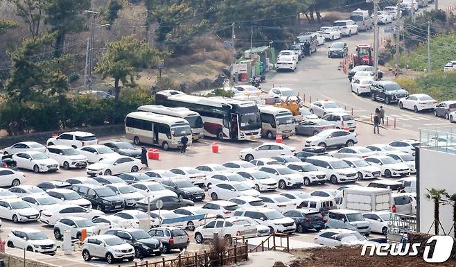 제주 서귀포시 안덕면 용머리해안 주차장이 렌터카로 가득 차 있다. (뉴스1DB) © News1 오현지 기자