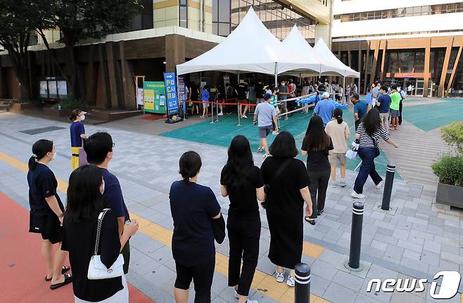 26일 오전 서울 송파구보건소에 마련된 신종 코로나바이러스 감염증(코로나19) 선별진료소에서 시민들이 검사를 위해 대기하고 있다. 2022.7.26/뉴스1 © News1 구윤성 기자