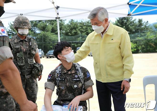 이기식 병무청장(오른쪽)이 26일 강원도 춘천 소재 육군 제2군단 제2포병여단 동원훈련 현장을 찾아 예비군을 격려하고 있다. (병무청 제공) 2022.7.26/뉴스1