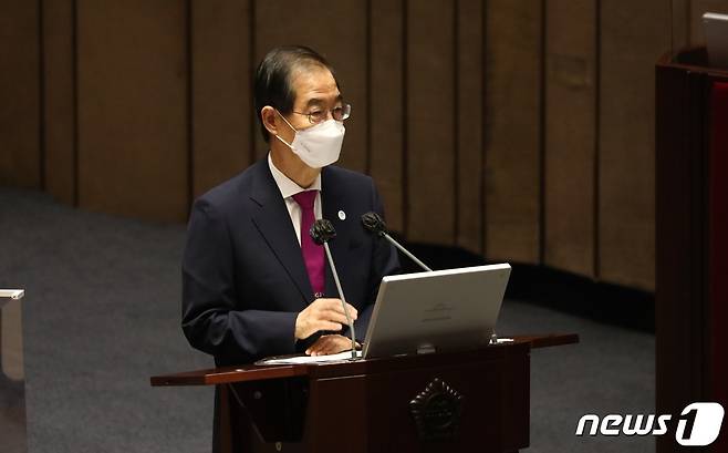 한덕수 국무총리가 26일 오후 서울 여의도 국회 본회의장에서 열린 경제 분야 대정부질문에서 의원 질의에 답변하고 있다. (공동취재) 2022.7.26/뉴스1 © News1 이재명 기자