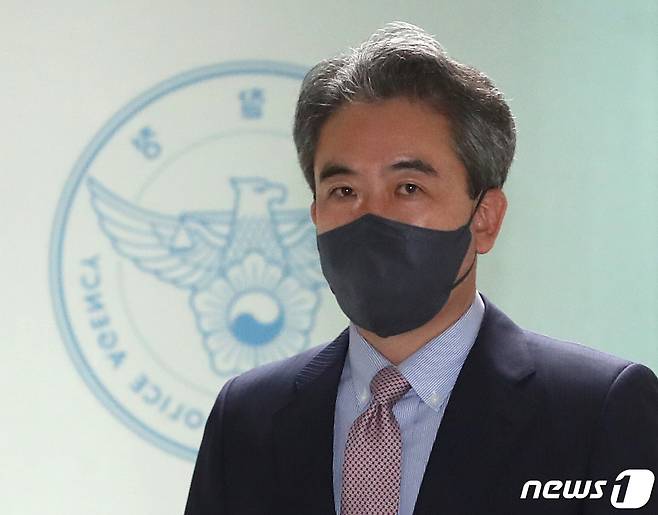 윤희근 경찰청장 후보자가 25일 오후 서울 서대문구 경찰청 로비에서 브리핑을 위해 이동하고 있다. 2022.7.25/뉴스1 © News1 이성철 기자