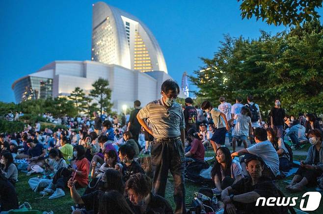 일본 내 신종 코로나바이러스 감염증(코로나19) 확진자 수가 증가하는 가운데 요코하마시의 한 공원에서 열린 축제에 시민들이 참여하고 있다. © AFP=뉴스1 © News1 강민경 기자