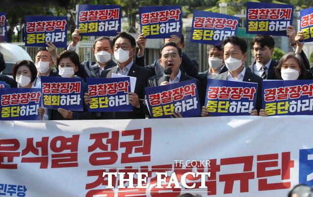 더불어민주당 원내대표단은 행정안전부 내 경찰국 신설 시행령 의결에 반발하며 철회를 촉구했다. 26일 오전 서울 용산구 대통령 집무실 인근에서 윤석열 정권 경찰장악 규탄 기자회견하는 민주당 의원들. /뉴시스