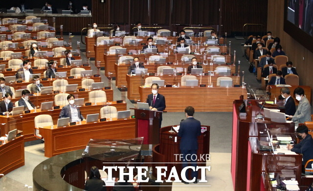 대정부 질문 경제분야에서 윤석열 정부의 '법인세 인하' 기조를 두고 공방했다. 26일 국회 본회의장에서 열린 경제 분야 대정부질문에서 더불어민주당 신동근 의원의 질문에 답변하고 있는 한덕수 국무총리. /국회사진취재단