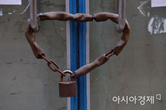 서울 명동 한 폐업 상점 문이 굳게 잠겨 있다. 시간이 얼마나 흘렀는지 자물쇠가 녹슬어 있다. 하루빨리 코로나19 상황이 진정돼 소상공인, 자영업자의 얼굴에 웃음꽃이 활짝 피길 바란다. /문호남 기자 munonam@