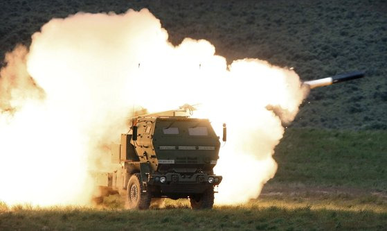 발사된 미국의 고속기동포병로켓시스템(HIMARS·하이마스) [AP=연합뉴스]