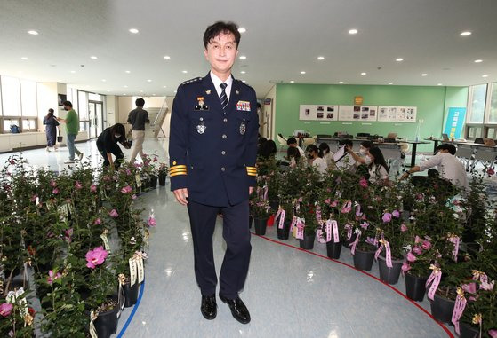 지난달 23일 충남 아산 경찰인재개발원에서 열린 전국 경찰서장 회의에서 류삼영 울산중부경찰서장(총경)이 인터뷰를 마치고 회의장을 향하고 있다. 뉴스1