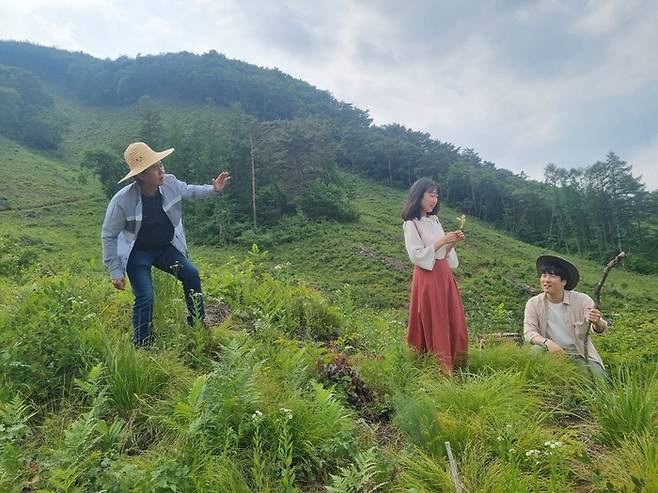 서울 대학로에서 충북 단양으로 귀촌한 ‘만종리대학로극장’ 단원들이 산 중턱에서 연극연습을 하고 있다. 만종리대학로극장 제공.