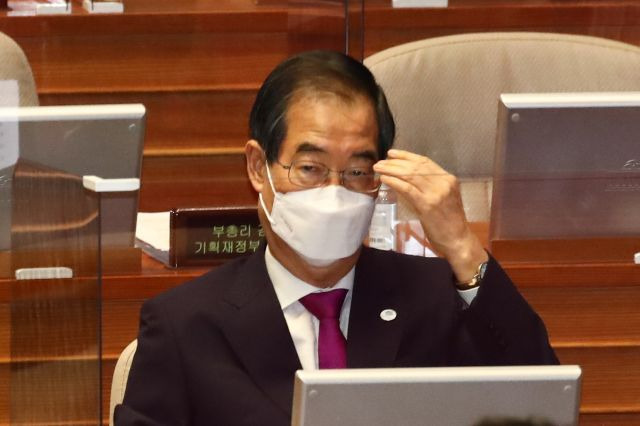 한덕수 국무총리가 26일 국회 본회의장에서 열린 경제 분야 대정부질문에서 안경을 만지고 있다. 2022.7.26 [국회사진기자단]